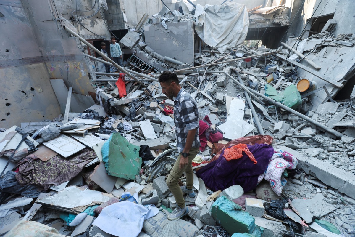 Israel bombardeia escolas que abrigavam refugiados em Gaza e mata 30 pessoas, dizem autoridades locais